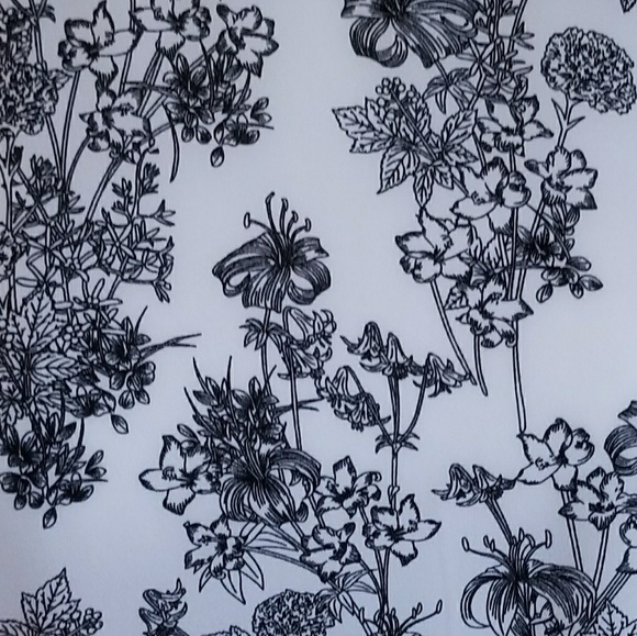 Short sleeved Black and white flowered top - Picture 6 of 6